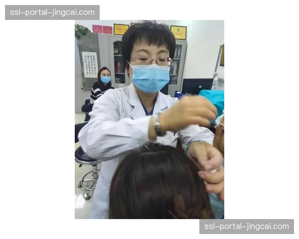 “现场：科迪·克劳利在第三回合眉弓开裂，经医生检查后获准继续比赛”